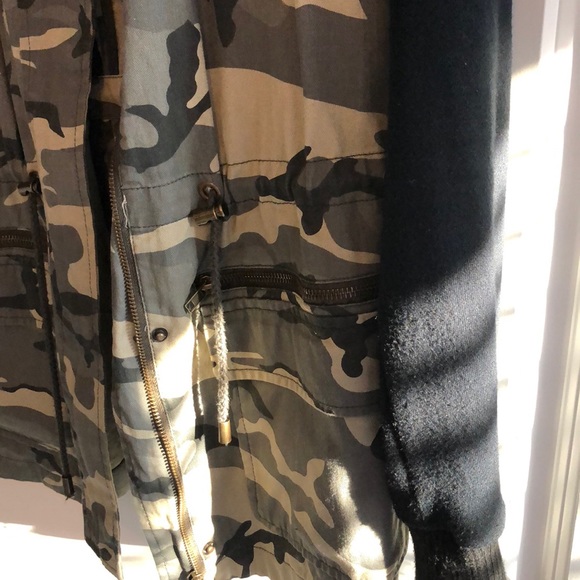Camouflage Jacket with Black Sweatshirt Sleeves - Picture 5 of 7